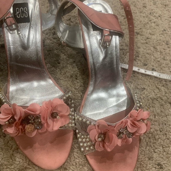 Women 4 pair shoes - Picture 4 of 7